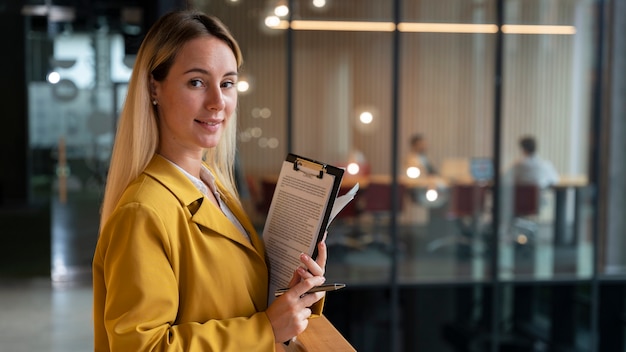 Foto concepto de banner de mujer de negocios con espacio de copia