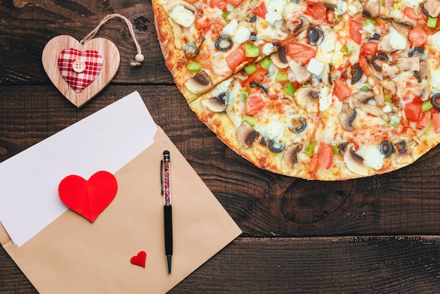 El concepto de un banner publicitario para la pizza del Día de San Valentín como un regalo con espacio para texto