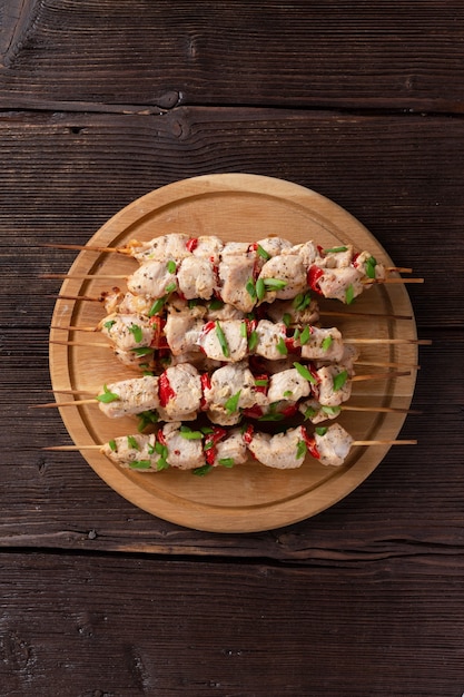 Foto concepto de barbacoa con delicioso kebab fresco en brochetas de madera