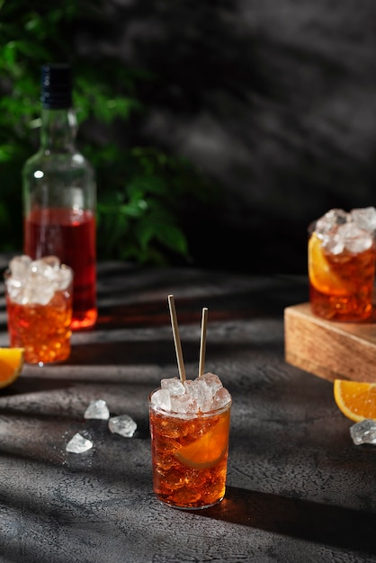 Concepto de barra. Aperol cóctel italiano de verano con hielo y naranja, imagen de enfoque selectivo