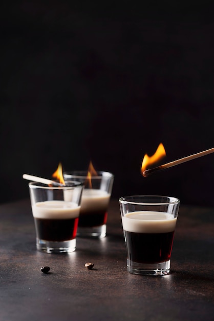 Concepto de barra. Café ligueur ingenio crema irlandesa listo para prender fuego, imagen de enfoque selectivo