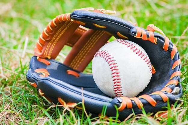 Un concepto de bate de béisbol con pelota al aire libre en el parque en el campo