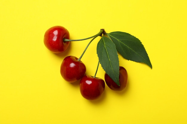 Concepto de baya dulce con cereza roja