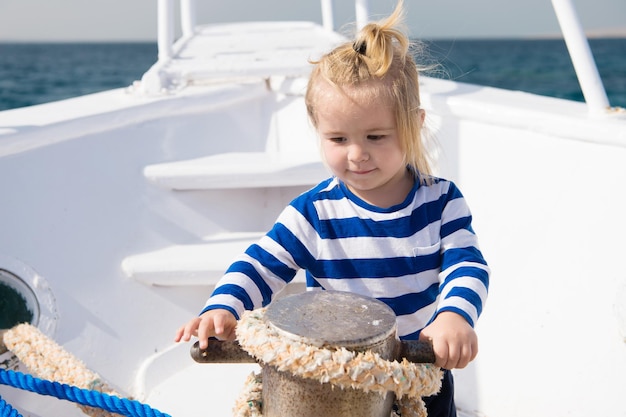 Concepto de bebé. Marinero lindo bebé. Pequeño bebé viaja en barco en el mar. Bebé en vacaciones de verano.