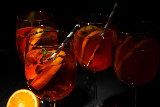 Concepto de bebida alcohólica de verano Aperol Spritz sobre fondo oscuro