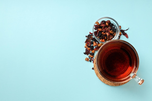 Concepto de bebida caliente con té sobre fondo azul.