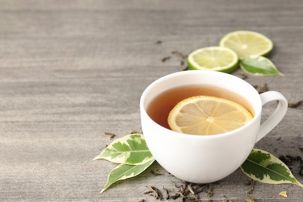 Concepto de bebida caliente con té sobre fondo de madera gris