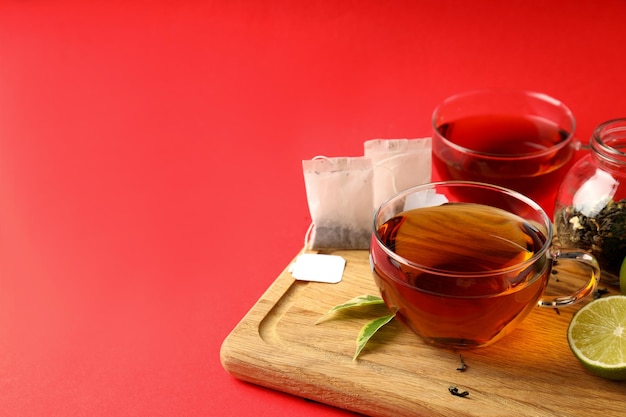 Concepto de bebida caliente con té sobre fondo rojo.