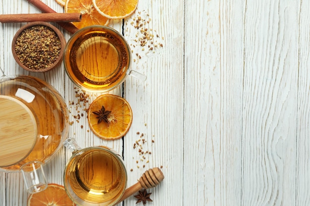 Concepto de bebida caliente con té de trigo sarraceno en mesa de madera blanca