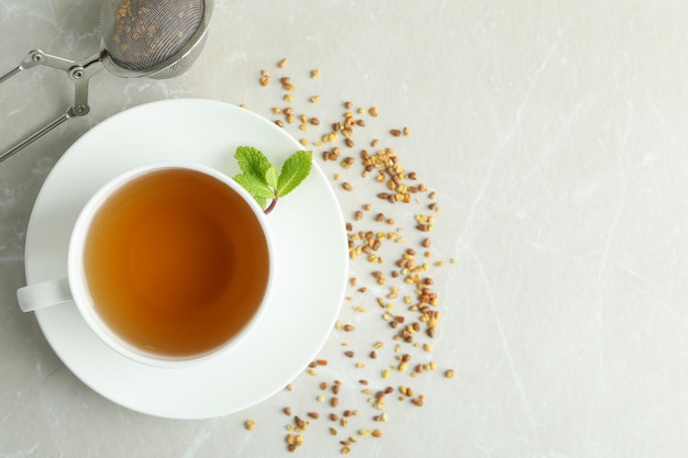 Concepto de bebida caliente con té de trigo sarraceno en mesa de textura ligera