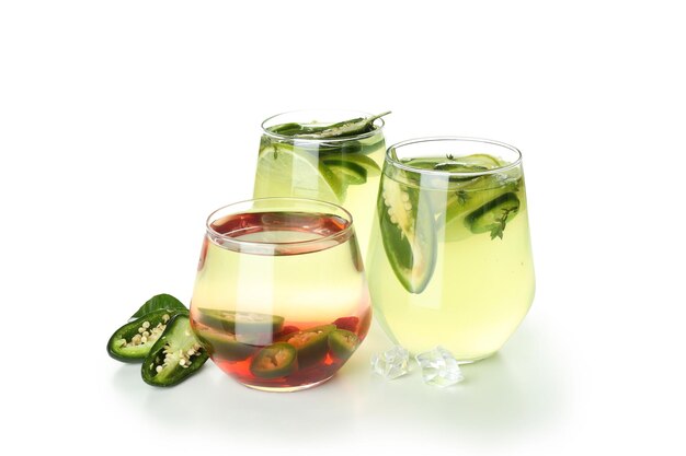 Concepto de bebida con cóctel jalapeno aislado sobre fondo blanco.