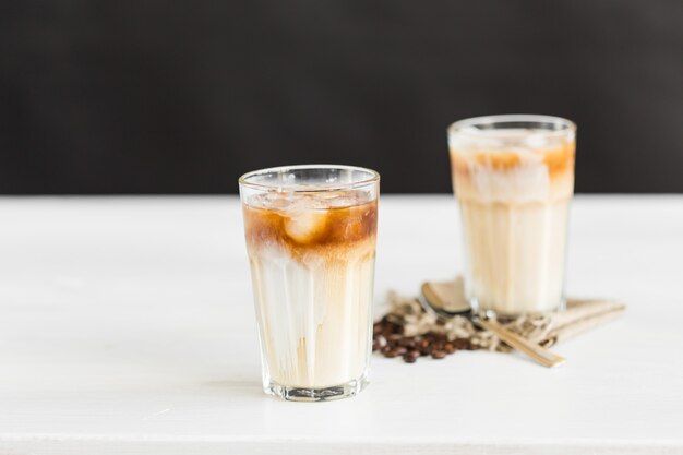 Concepto de bebida deliciosa - café helado en un vaso con hielo.