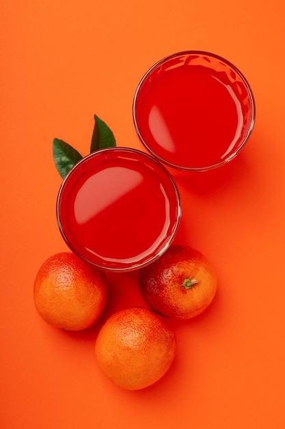 Concepto de bebida fresca con jugo de naranja roja