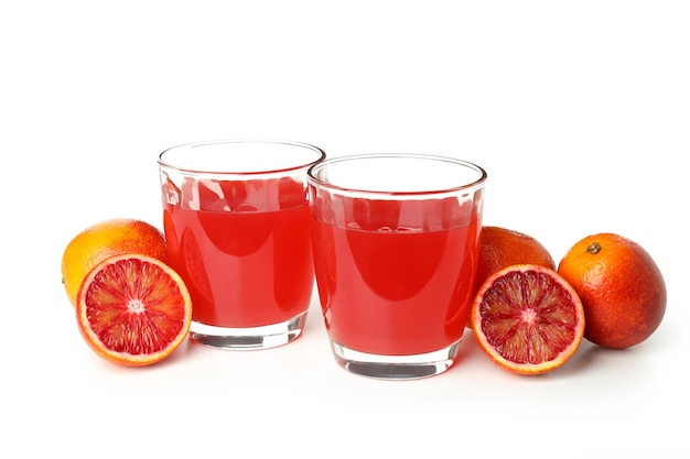 Concepto de bebida fresca con jugo de naranja rojo aislado sobre fondo blanco.