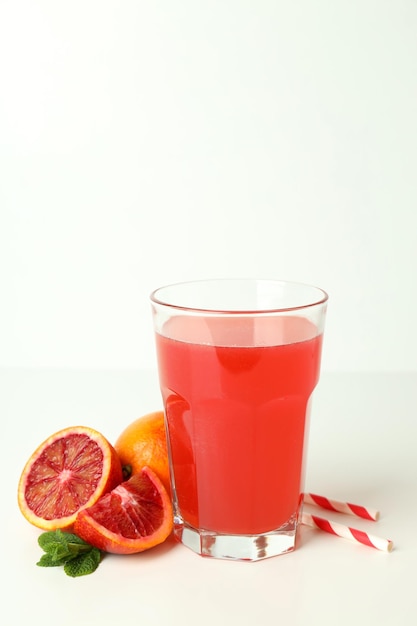 Concepto de bebida fresca con jugo de naranja rojo espacio para texto