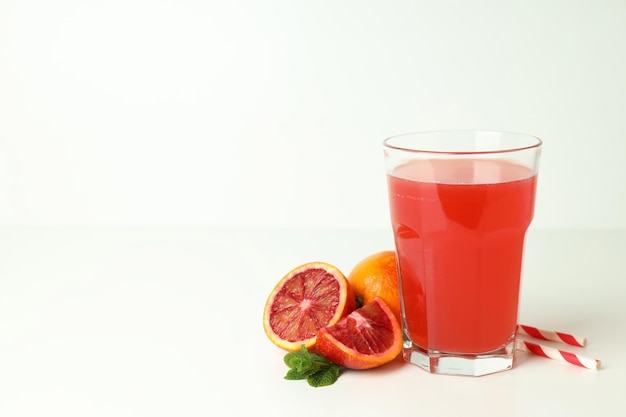 Concepto de bebida jugo de naranja rojo espacio para texto