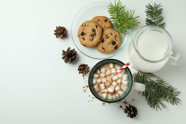 Concepto de bebida sabrosa con cacao sobre fondo blanco.