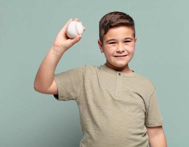 Concepto de béisbol de expresión feliz de niño pequeño