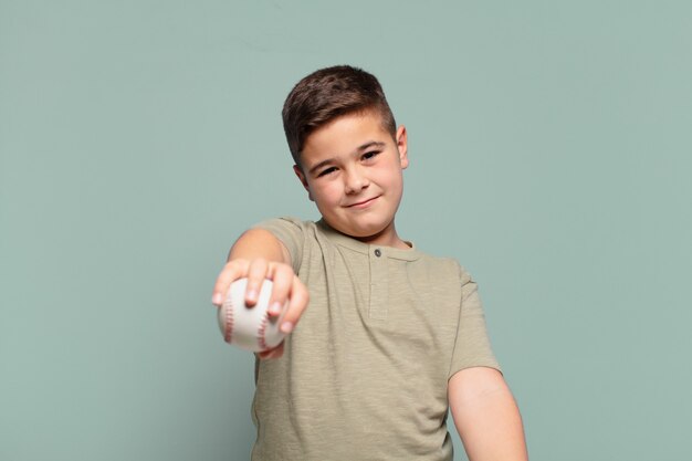 Foto concepto de béisbol de expresión feliz de niño pequeño