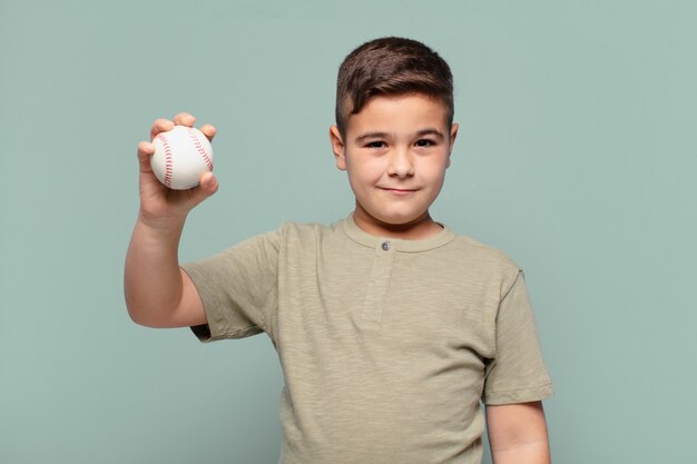 Concepto de béisbol de expresión feliz de niño pequeño