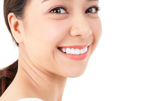 Concepto de belleza hermosa mujer asiática tiene hermosos dientes limpios Piel sana brillante Fondo blanco