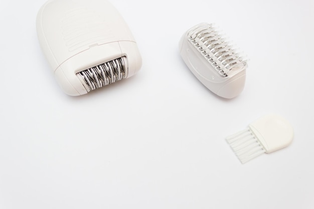 Foto concepto de belleza minimalista depilación cabello depilador eléctrico blanco