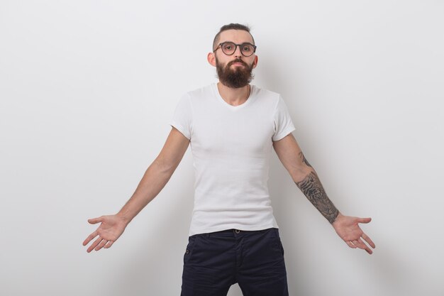 Foto concepto de belleza, moda y personas - retrato de hombre hipster con barba sobre superficie blanca