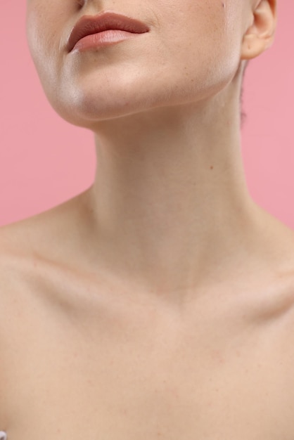 Concepto de belleza Mujer en primer plano de fondo rosa