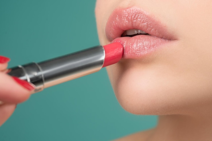 Foto concepto de belleza primer plano lápiz labial aplicación de maquillaje de labios mimos concepto de corrección de labios