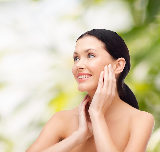 concepto de belleza, spa y salud - mujer joven sonriente