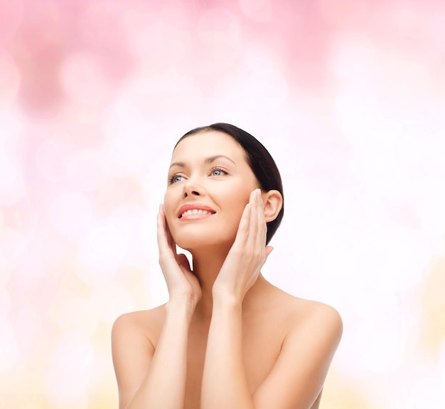 concepto de belleza, spa y salud - mujer joven sonriente