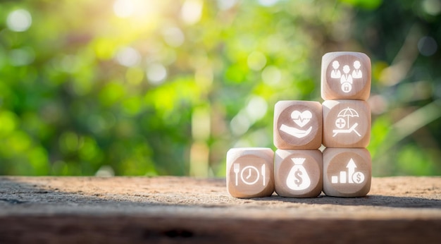 Concepto de beneficios para empleados Bloque de madera en el escritorio con icono de beneficios para empleados en la pantalla virtual