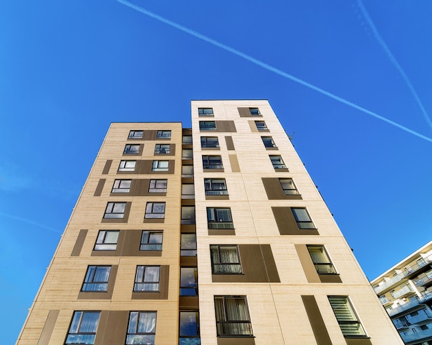 Concepto de bienes raíces de edificio residencial de casa de apartamento