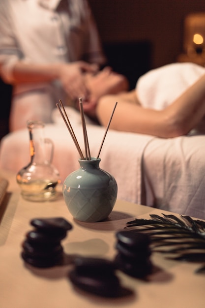 Foto concepto de bienestar con mujer en centro de masaje