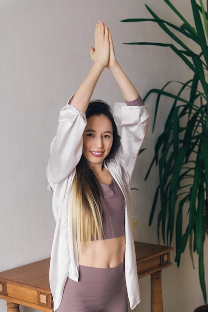 concepto de bienestar mujer feliz practicando yoga y meditación