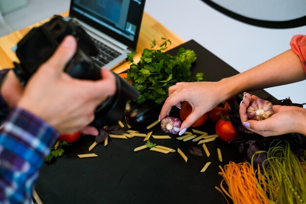 Concepto de blog de arte de trabajo en equipo de estudio fotográfico de fotografía de alimentos