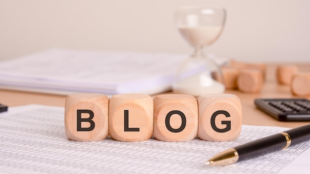 Concepto de blog atractivo y creativo con bloques de madera únicos para inspirar ideas