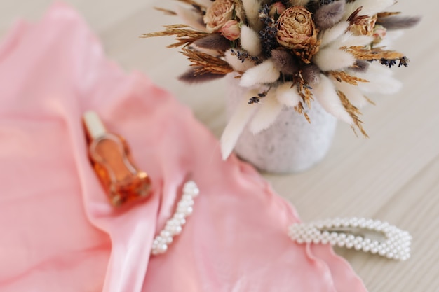 concepto de blog de moda de belleza elegante accesorios femeninos y flores