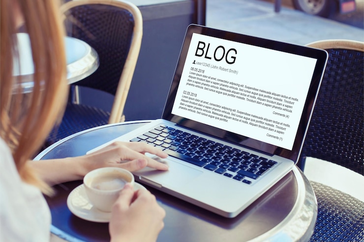 Foto concepto de blog mujer blogger leyendo y escribiendo en línea en la pantalla de la computadora