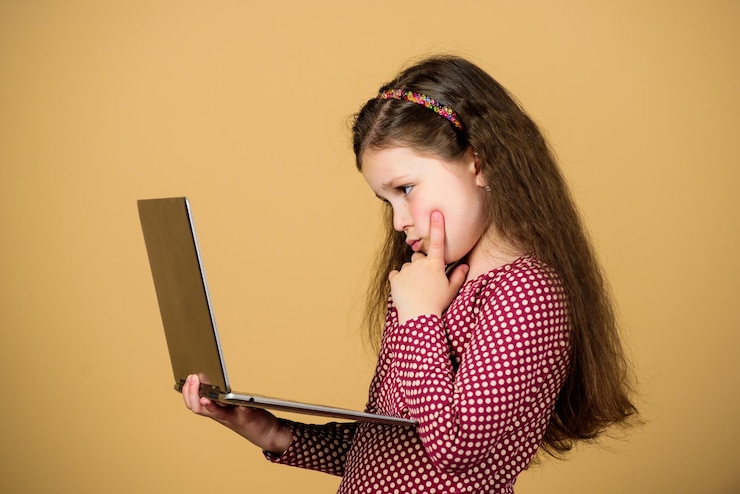 Foto concepto de blogger chica con computadora portátil niño pequeño usando pc tecnología digital vida en línea navegar por internet desarrollar blog propio blog personal redes sociales y blog fuente de información