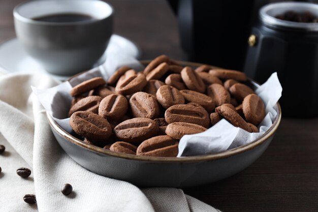 Concepto de bocadillo sabroso para galletas de bebidas calientes en forma de semillas de café