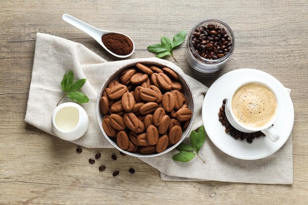 Concepto de bocadillo sabroso para galletas de bebidas calientes en forma de semillas de café