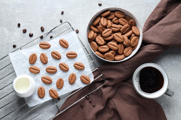 Concepto de bocadillo sabroso para galletas de bebidas calientes en forma de semillas de café