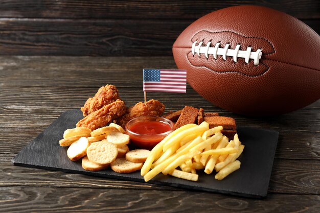 Concepto de bocadillos de Super Bowl en mesa oscura