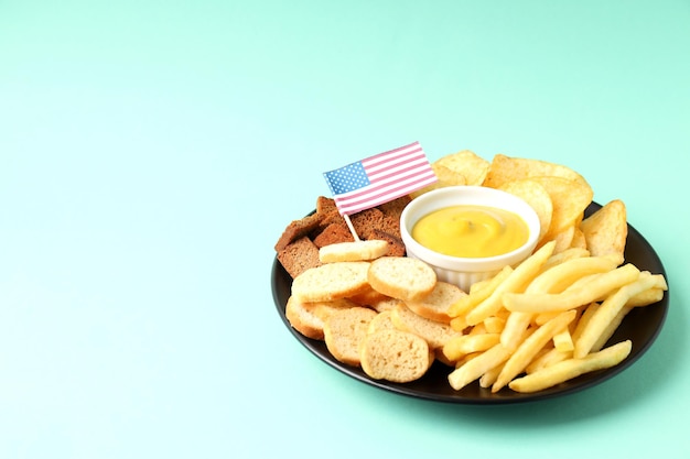 Foto concepto de bocadillos super bowl sobre fondo de menta