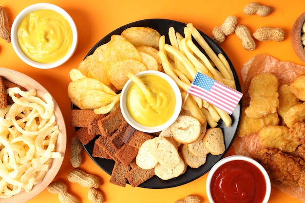 Foto concepto de bocadillos super bowl sobre fondo naranja