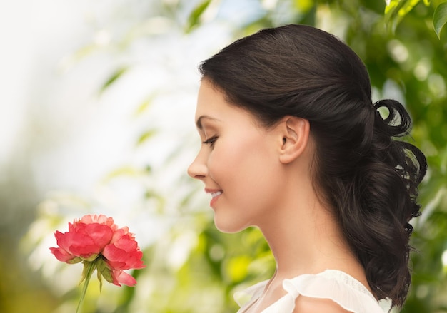 concepto de boda y belleza - mujer joven con flor