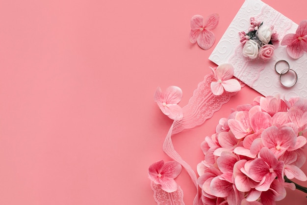 Concepto de boda de lujo con flores rosas y anillos