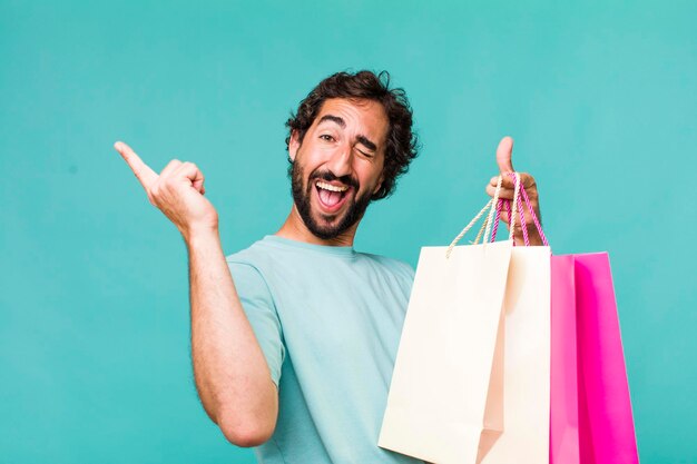 Concepto de bolsas de compras de hombre loco hispano adulto joven