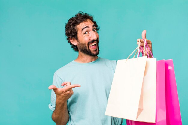 Concepto de bolsas de compras de hombre loco hispano adulto joven